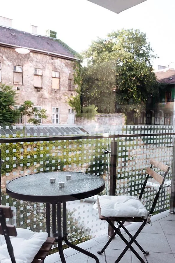 B 204, Apartments In The Heart Of Budapest