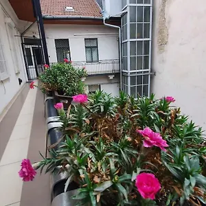 Violet With Air Condition Apartament